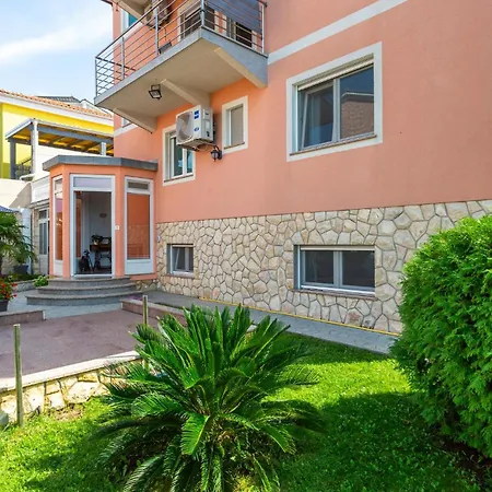 1 Bedroom Beautiful In Apartament *