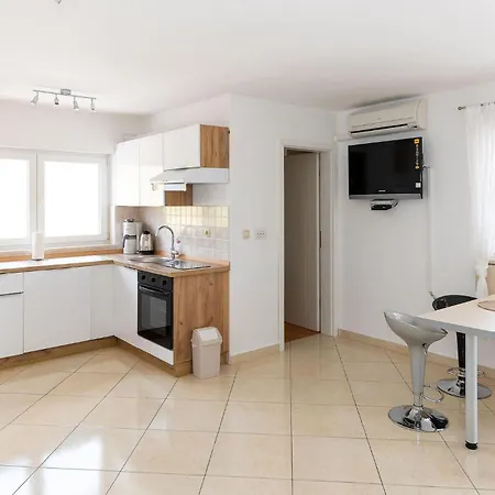 1 Bedroom Beautiful In * Crikvenica